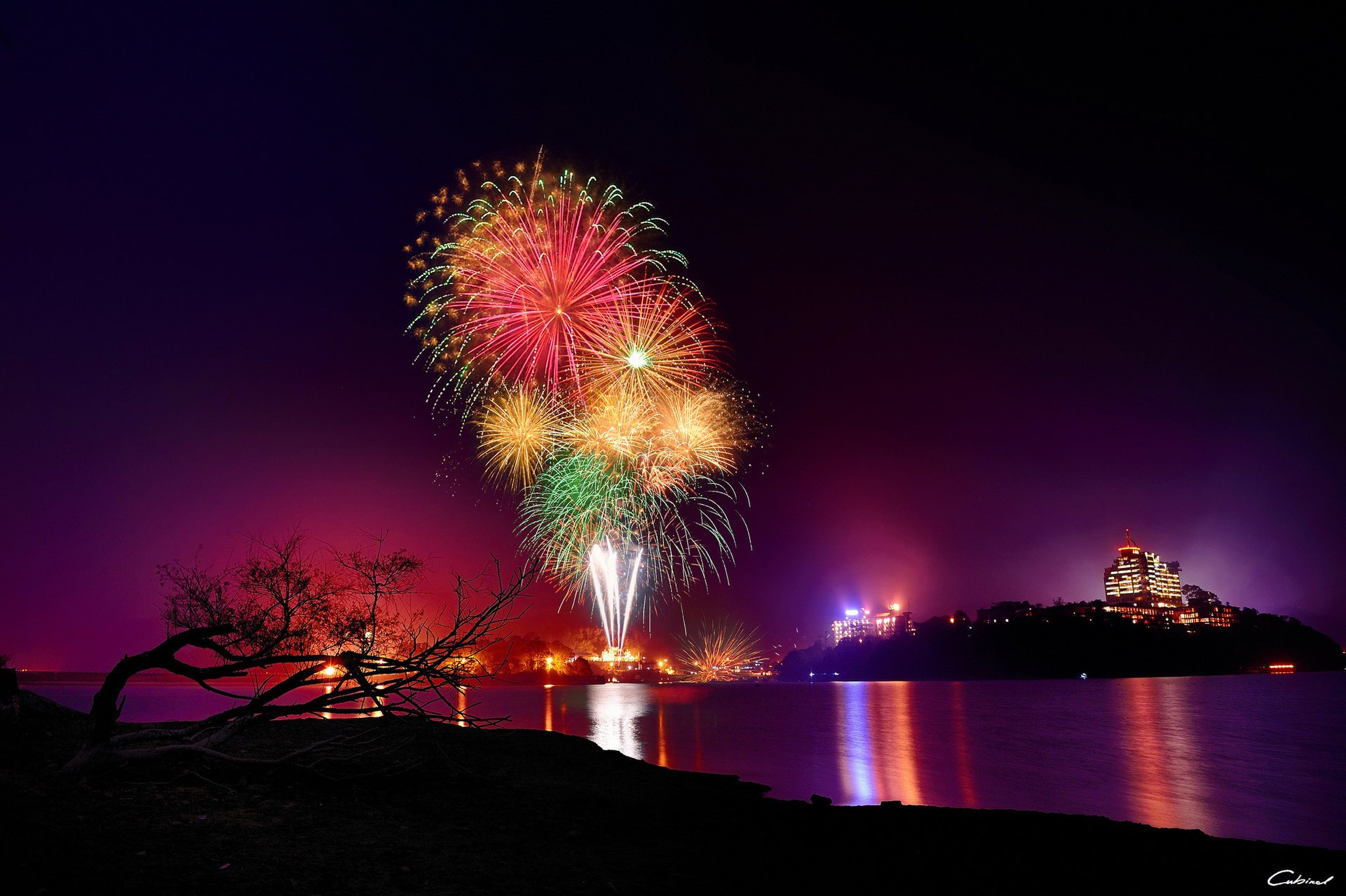 nuit lumières lac feux d artifice ville