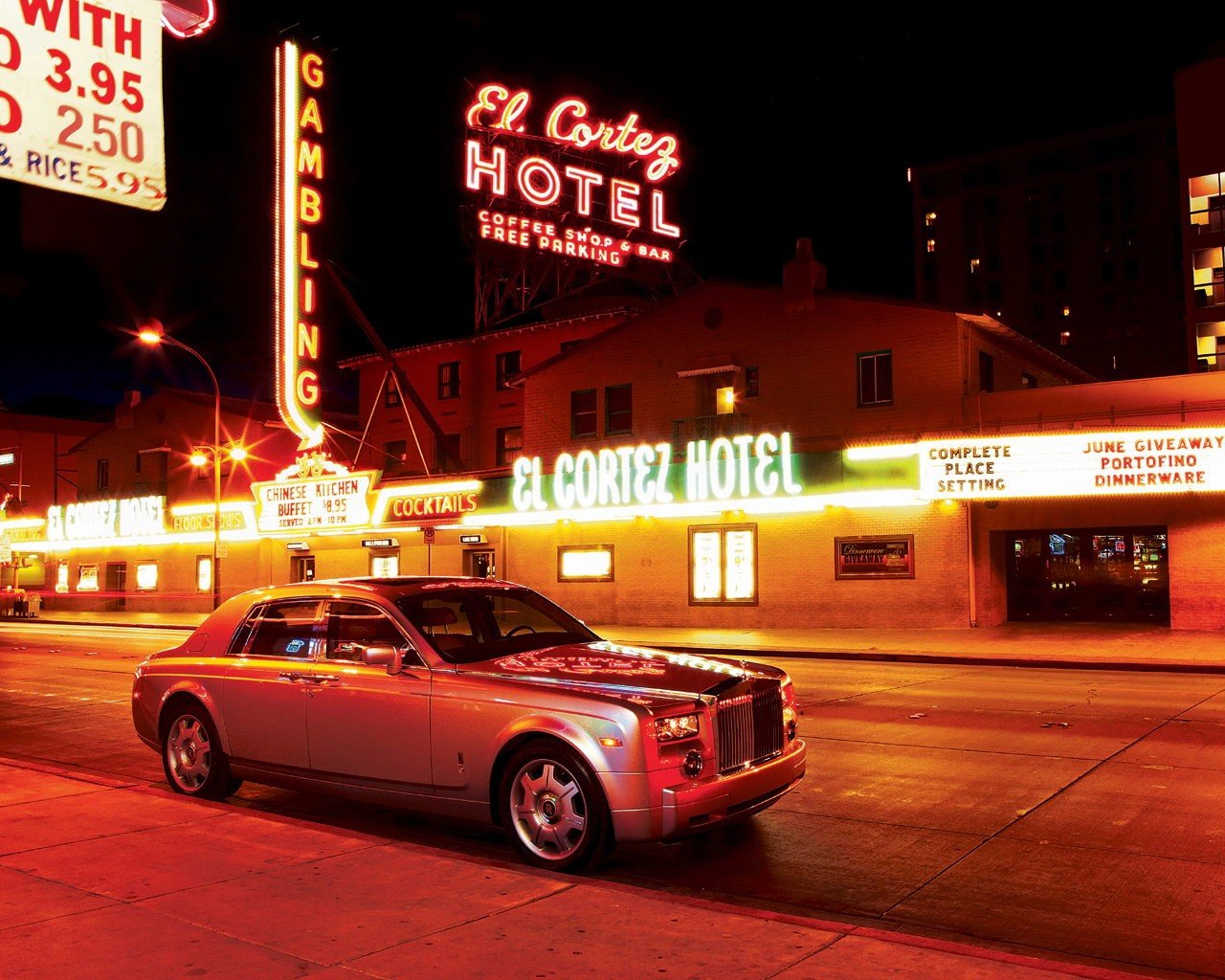 rolls-royce phantom neón publicidad noche