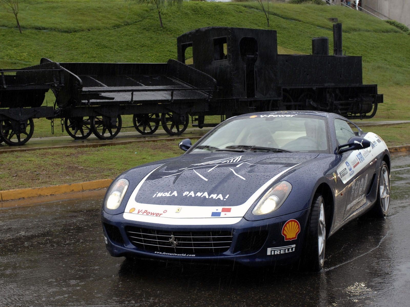 ferrari locomotiva a vapore pioggia