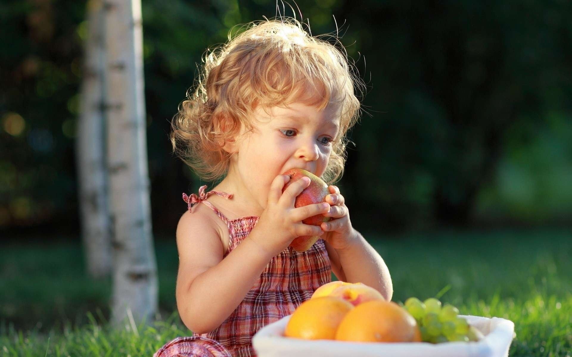 niña bebé fruta