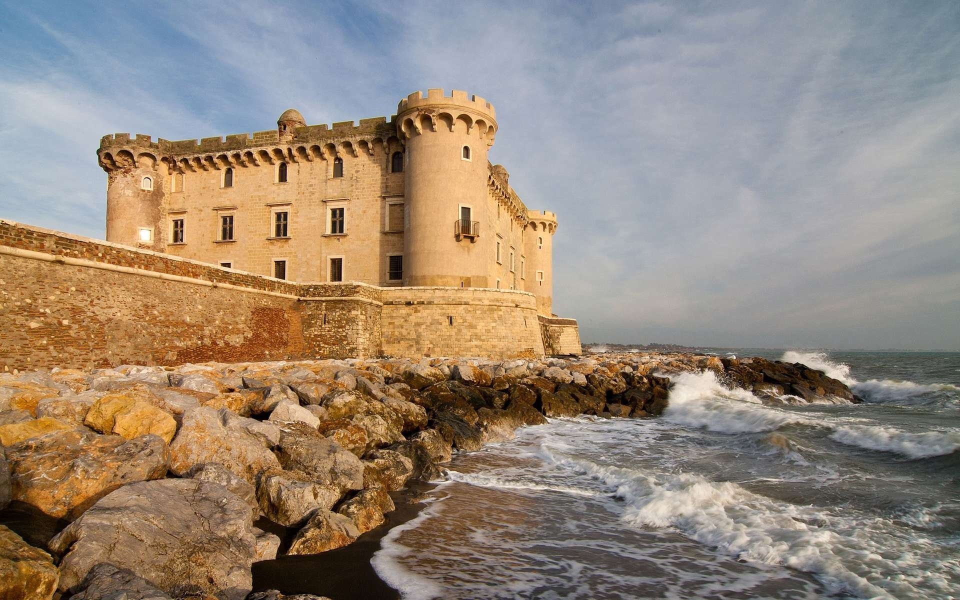 fortezza mare onde