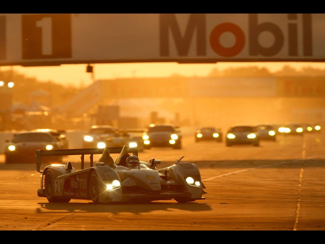 audi r10 tdi le mans coucher de soleil course auto