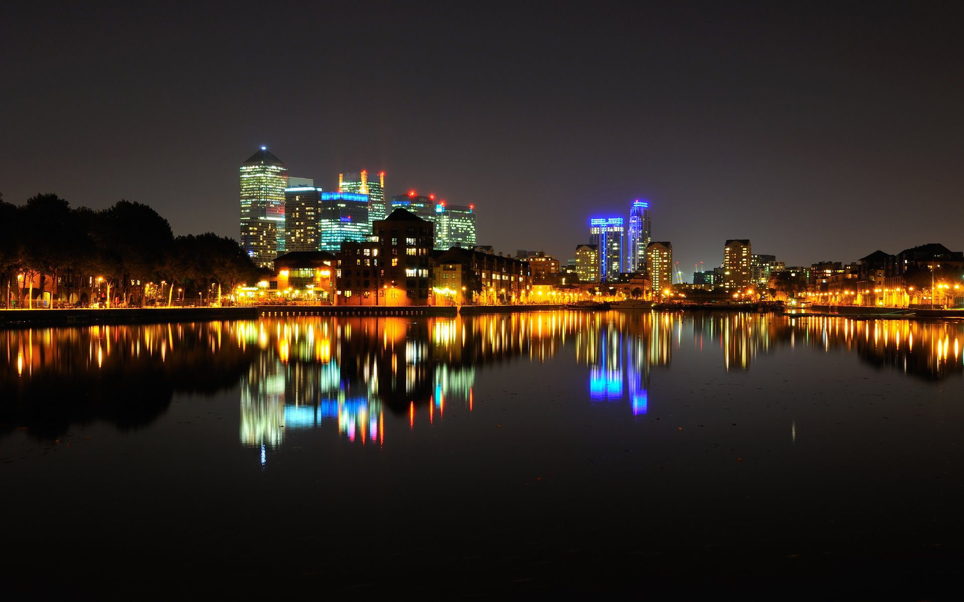 londres noche luces reflexión