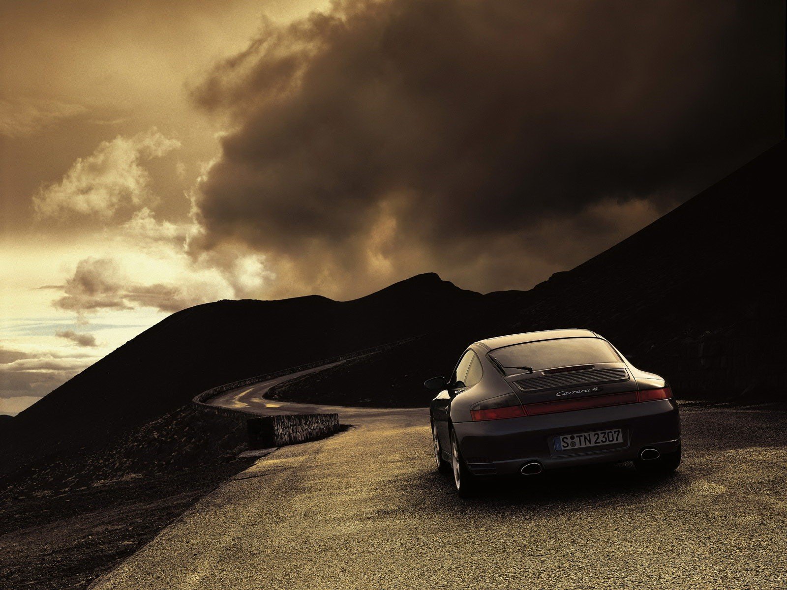 porsche 911 carrera 4 météo route nuages