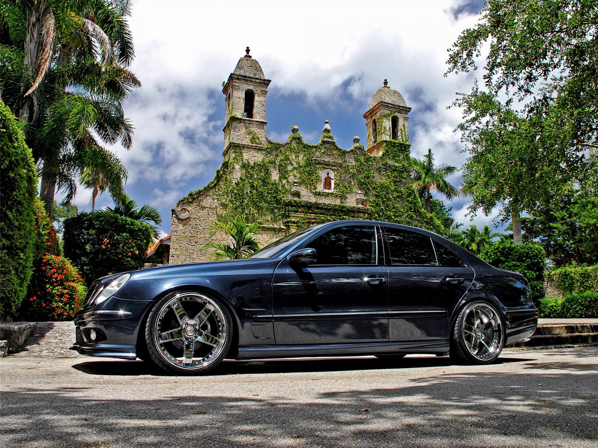 mercedes negro iglesia