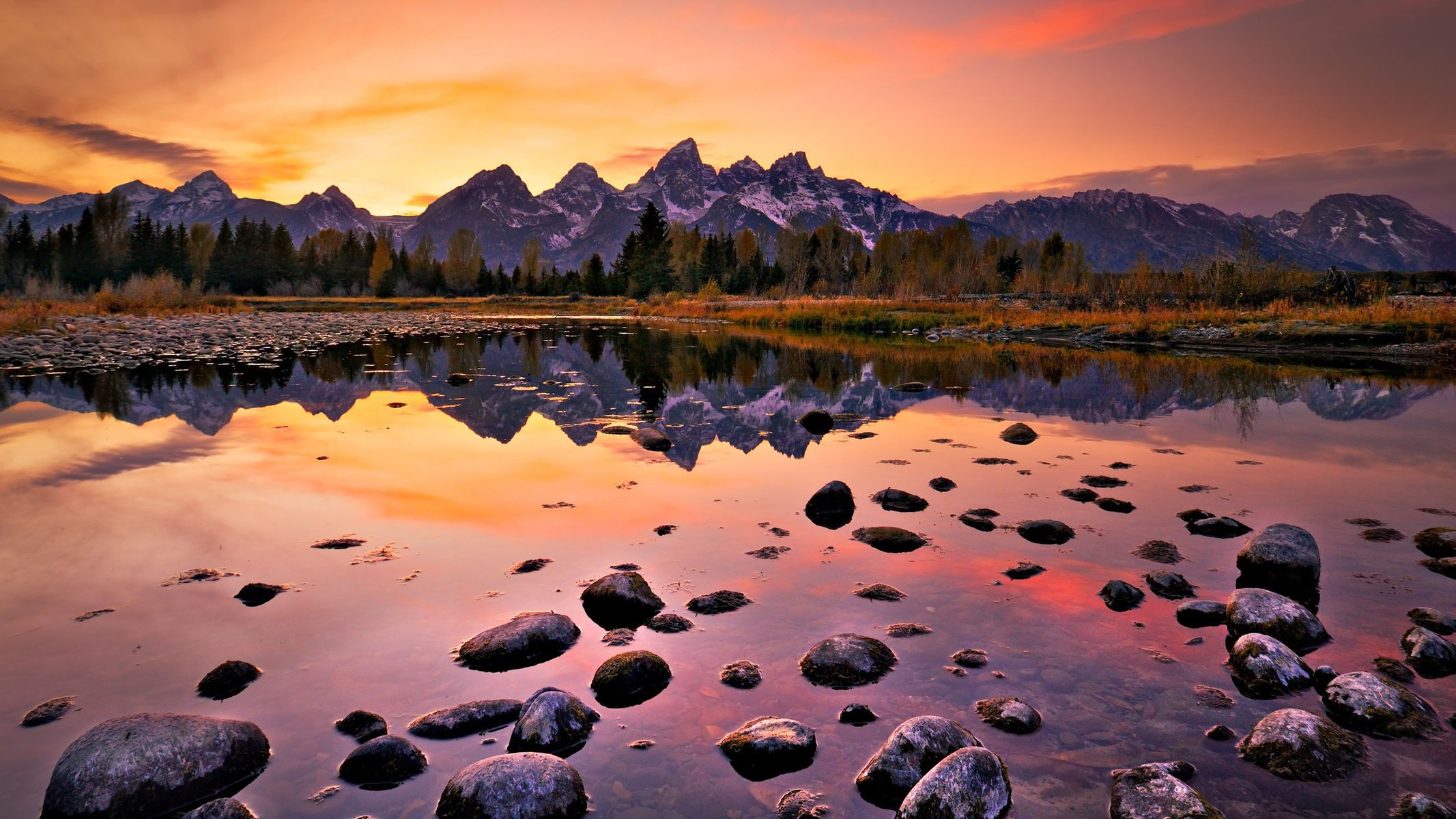 paesaggio montagne lago pietre tramonto