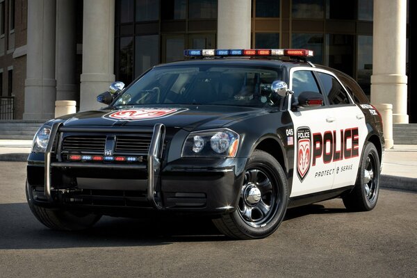 Dodge voiture de police avec des lumières clignotantes