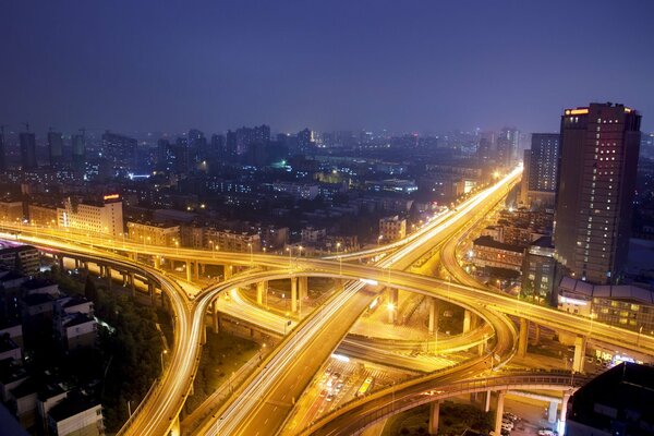 Le strade notturne sono illuminate da luci