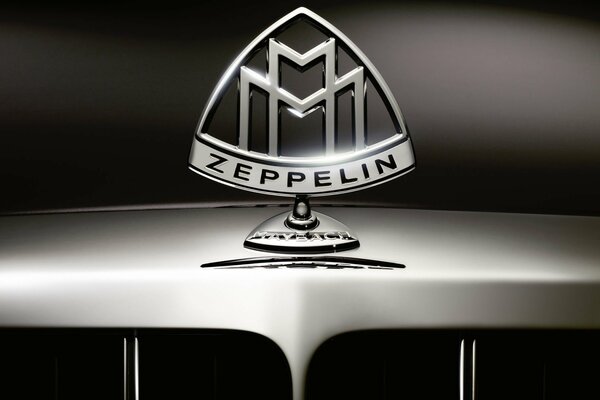 Logo metallico di Maybach Zeppelin