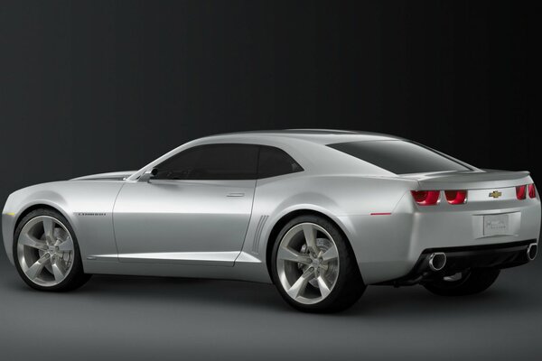 Silberner Chevrolet Camaro auf neutralem Hintergrund