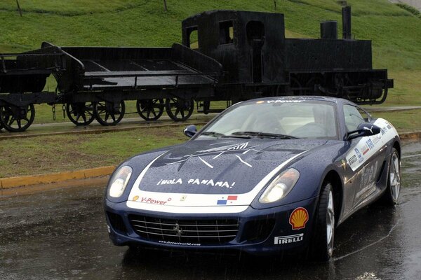 Ferrari sur fond de locomotive noire