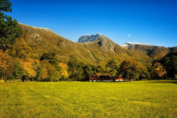 Das rote Haus am Fuße der Berge