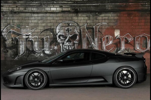 Grauer Ferrari f430 auf Graffiti-Hintergrund