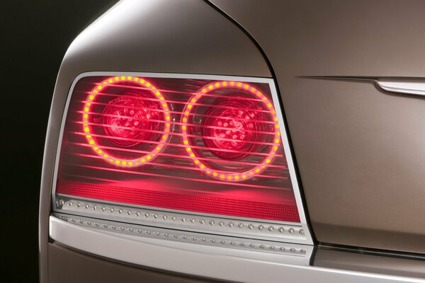 Deux rouge lumineux lumières sur la voiture