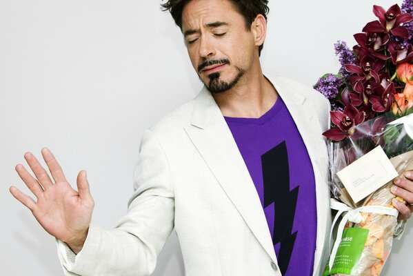 Schauspieler Robert Downey Jr. mit einem Blumenstrauß