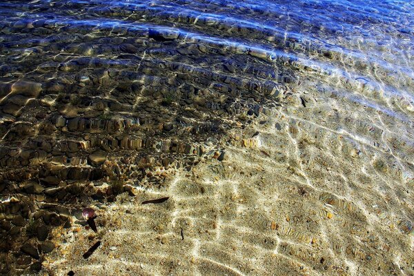 Durch das klare Wasser kann man jeden Stein erkennen