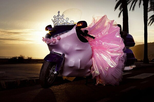 Moto de boda al atardecer de color rosa