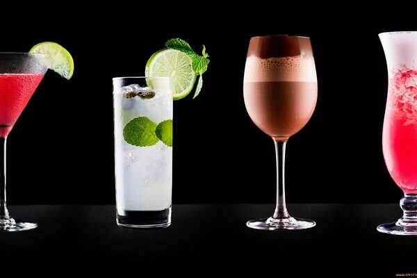 4 cocktails sur fond noir