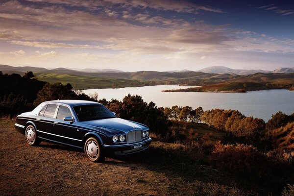 Bentley sur une falaise près du lac