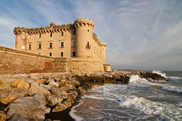 Hermosa fortaleza cerca de las olas del mar