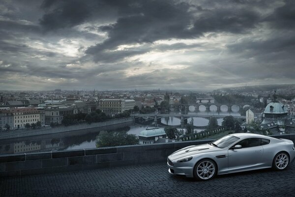 Aston Martin en medio de una ciudad llena de nubes