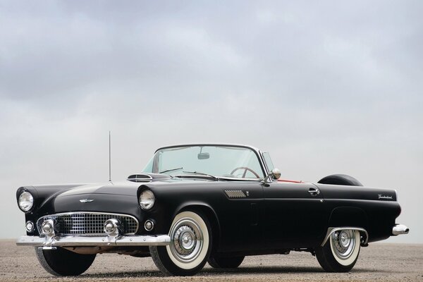 Voiture rétro. Ford Thunderbird Noir