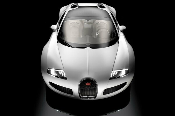 Белый bugatti на черном фоне