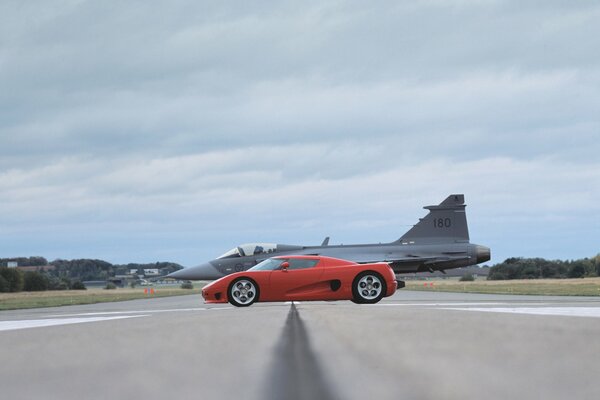 Koenigsegg rojo en el fondo del avión