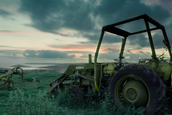 Tractor roto entre el campo