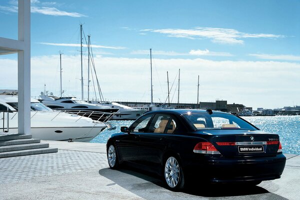 BMW auf dem Hintergrund der schönen festgemacht Yachten auf dem Wasser