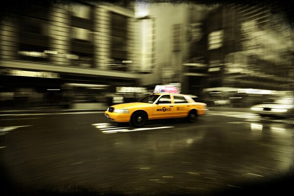 Taxi de nueva York corre en medio de la ciudad