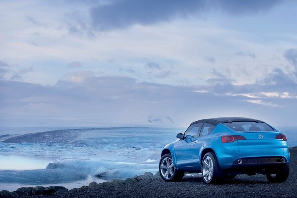 Voiture bleue à côté de l eau gelée