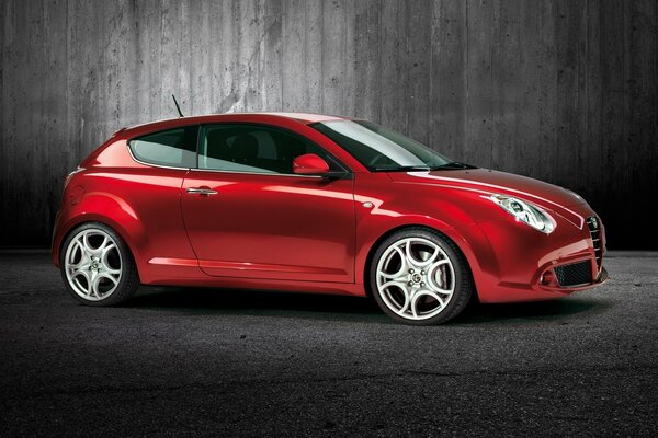 Voiture rouge de marque alfa romeo mito