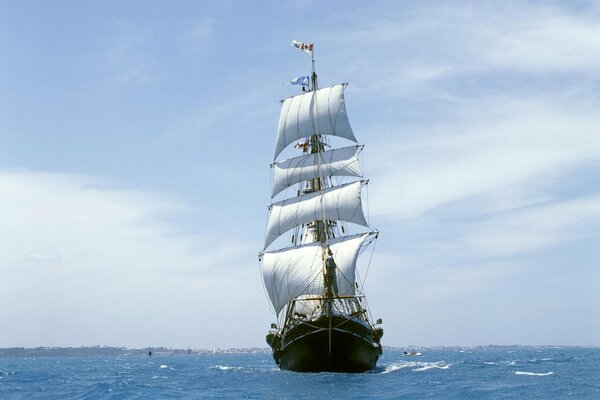 Velero en el mar contra el cielo azul