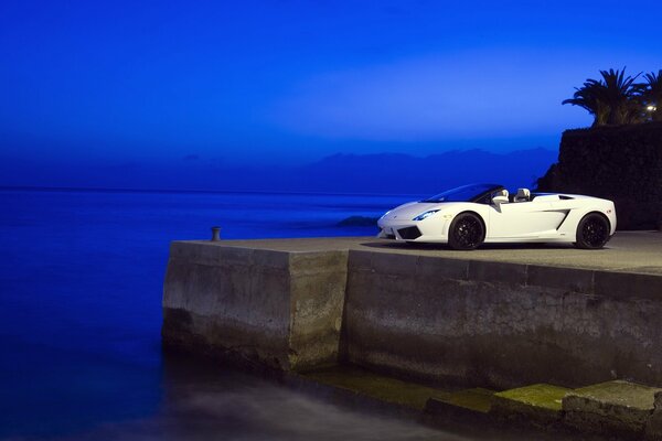 Lamborghini-Maschine am Meer