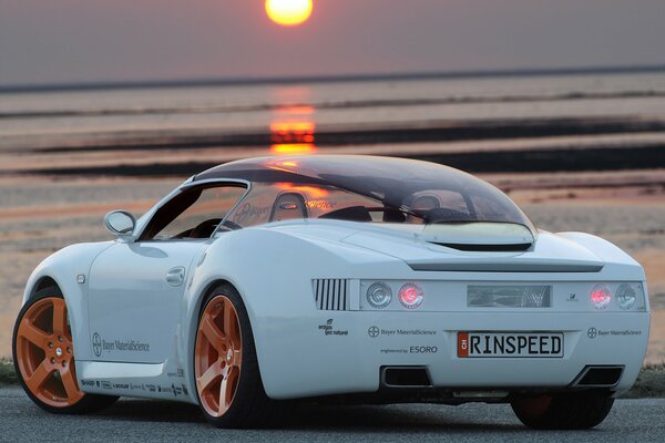 Auto in riva al mare. Tramonto