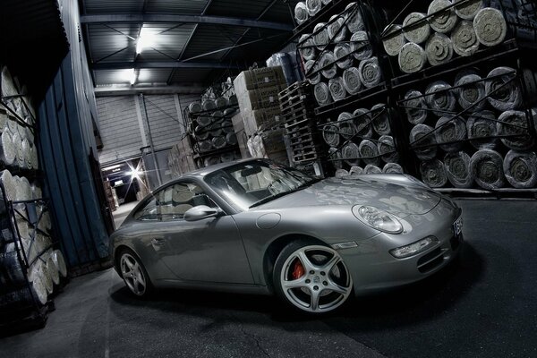 Argento Porsche sta in magazzino