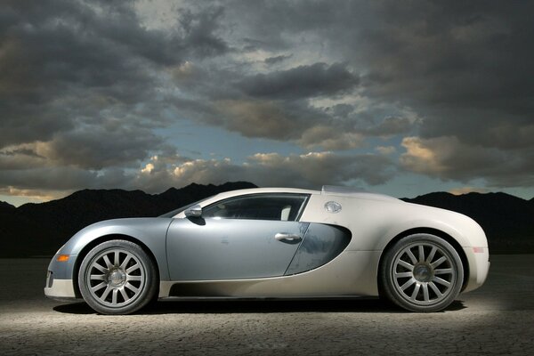 Bugatti grigio sospeso lateralmente dal controluce