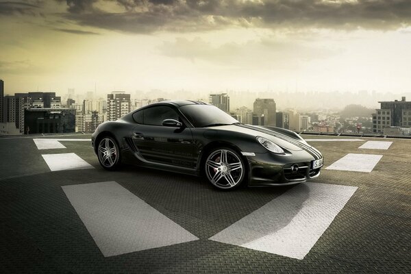 Porsche estacionado en el techo de un edificio de varios pisos