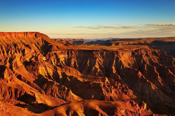 Cañón de cuento de hadas al atardecer