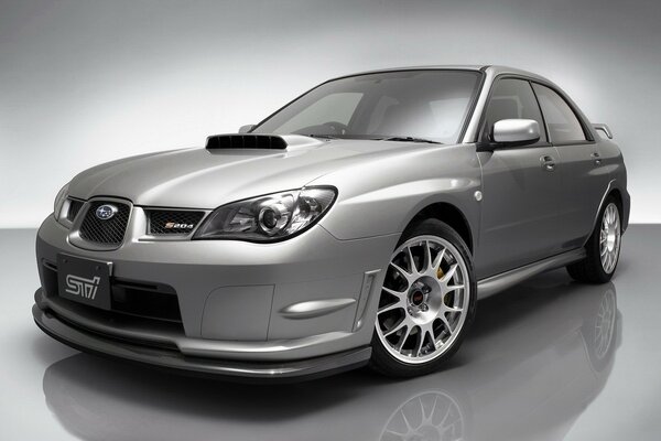 Subaru Impreza gris en exhibición