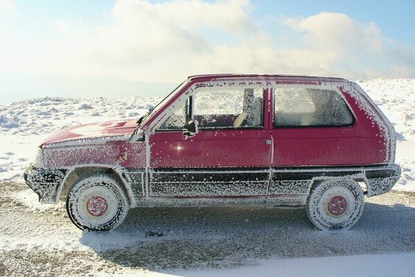 Auto mit Schnee am Ufer des Oka