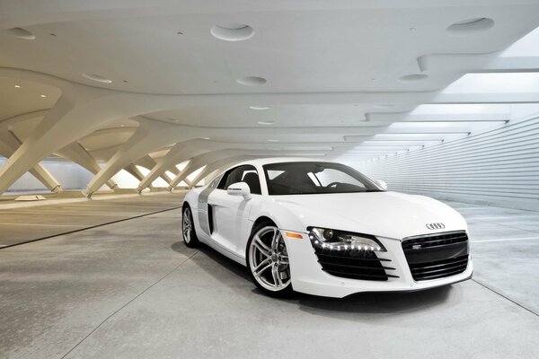 Audi blanche sous la verrière dans le bâtiment