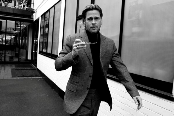 Retrato en blanco y negro del actor Brad Pitt en movimiento