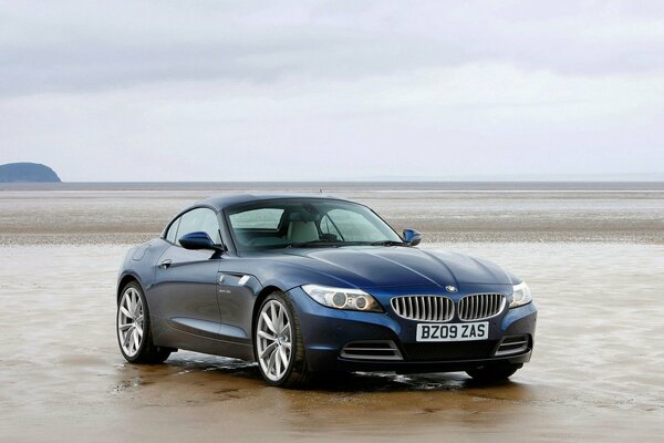 Voiture bleue BMW debout sur l océan