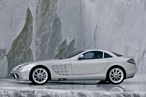 Elegante gris Mercedes McLaren en las piedras