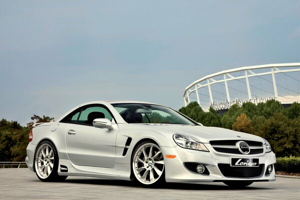 Blanc tuning Mercedes sur le terrain