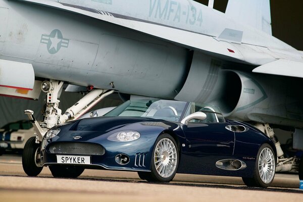 Belle décapotable Spyker près de l avion