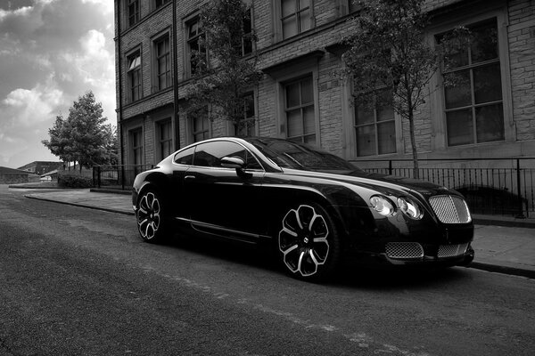 Hermoso coche negro en el fondo de la casa