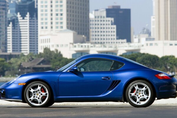 Voiture de course bleue porsche